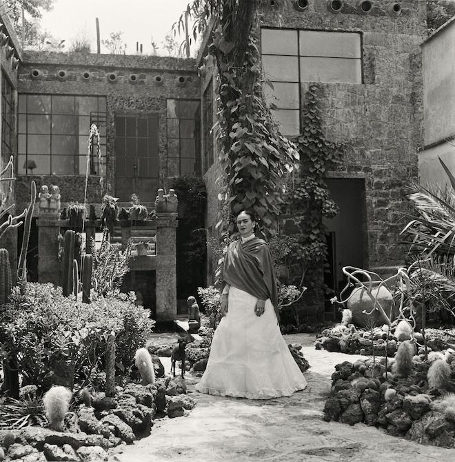 Frida in de tuin van 'la casa azul'